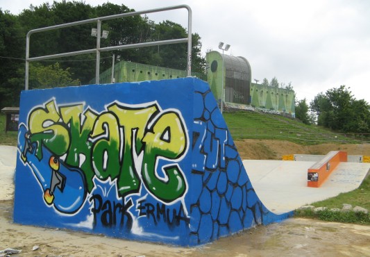 Pintado y decorado elementos del skate park de Ongarai por el alumnado del IES Ongarai