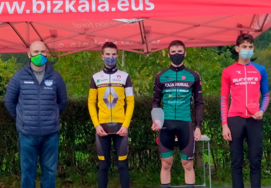 Podium: Aimar de amarillo; el ganador de verde y el tercero de rojo