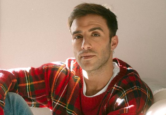 El cantante en una imagen promocional