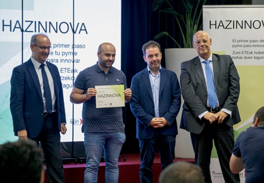 En la foto Alberto Fernández, Gotzon Bernaola y J. Carlos Abascal posan con el representante de una empresa