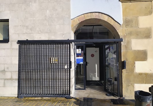 La foto muestra la fachada y la puerta del servicio
