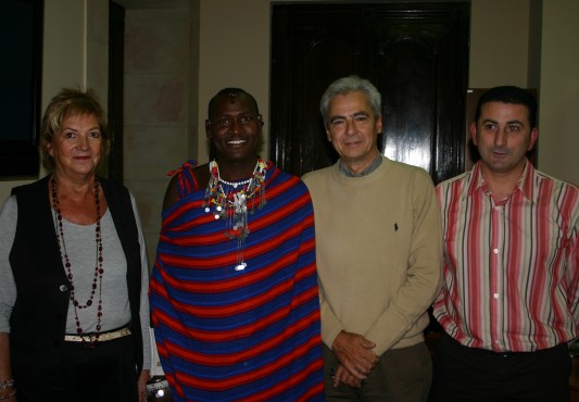 Recepción en el Ayuntamiento de Ermua al masai de Tanzania, Raphael Mwarabu