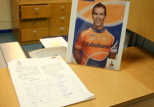 Recogida de firma de apoyo al ciclista Pedro Horrillo, de Ermua