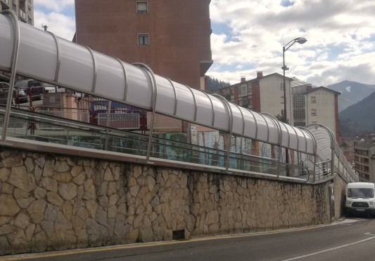 Reparación de las cubiertas de las rampas mecánicas