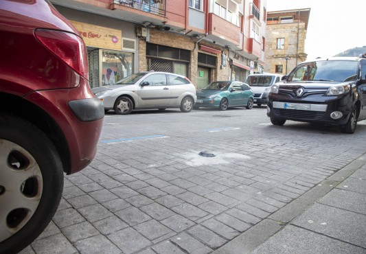 Uno de los sensores de aparcamiento colocados en la calle Goienkale