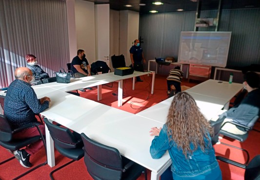 Taldeetako bat aretoan