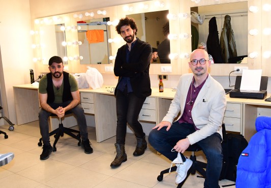 Todos los componentes del grupo en los camerinos del Ermua Antzokia