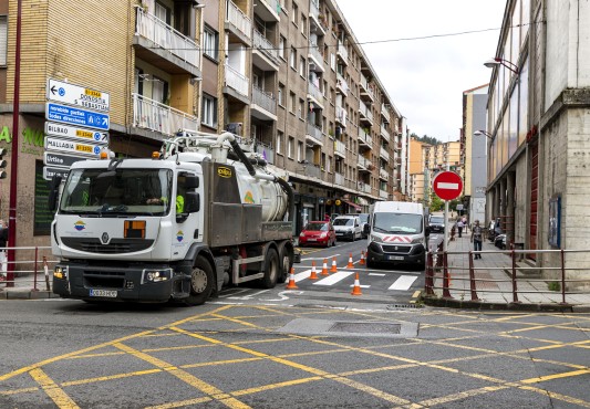 Un camión sale por el paso ahbilitado