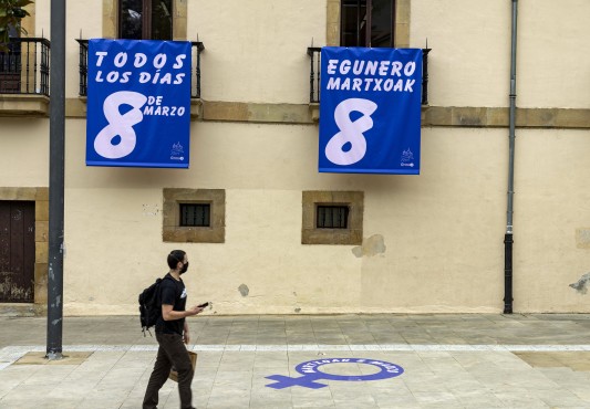 Un hombre observa los carteles