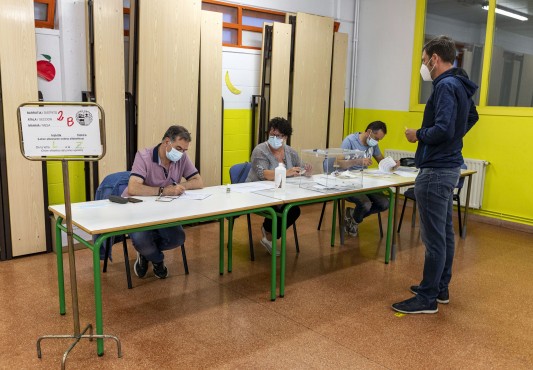 Un joven espera ante la mesa