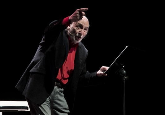 Un momento de la actuación de Héctor Alterio