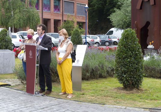 Un pebetero encendido junto al monumento