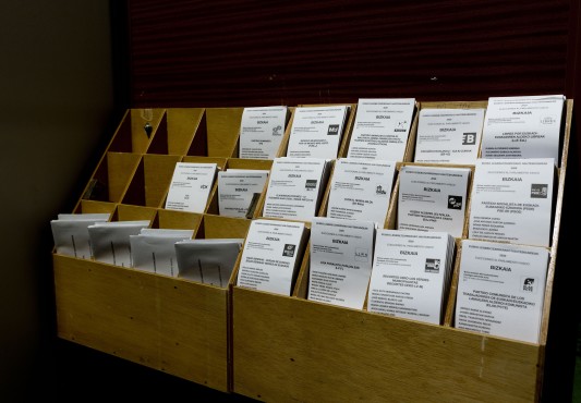 Una cabina preparada con las 15 papeletas