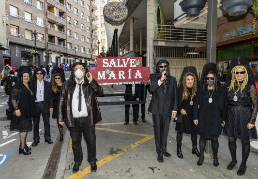 Una cofradia en procesión...