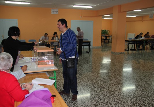 Una persona votando en Ongarai Eskola