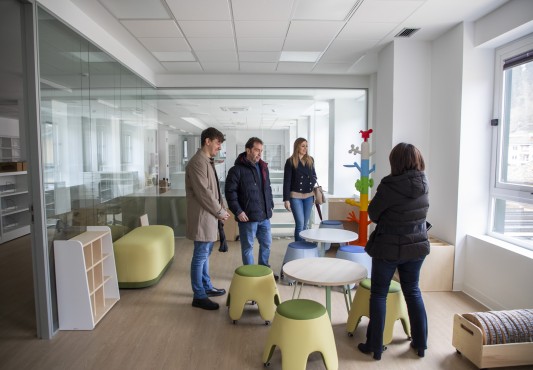 El alcalde Juan Carlos Abascal y los/as concejales/as Mikel Cantero y Beatriz Gámiz visitan la biblioteca junto a técnicas municipales