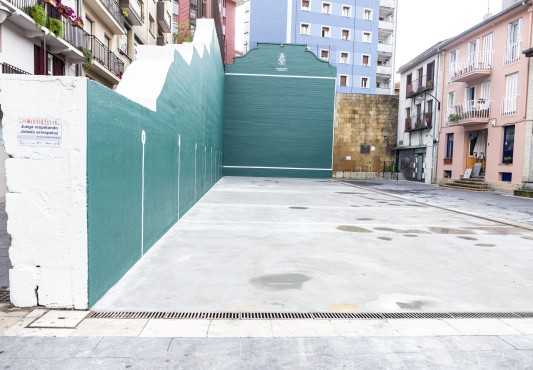 Vista frontal del frontón descubierto