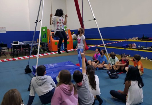 Zirko eskolako aparatuan zintzilik