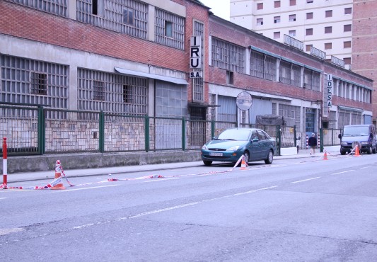 Zona señalizada por la policía para evitar el aparcamiento
