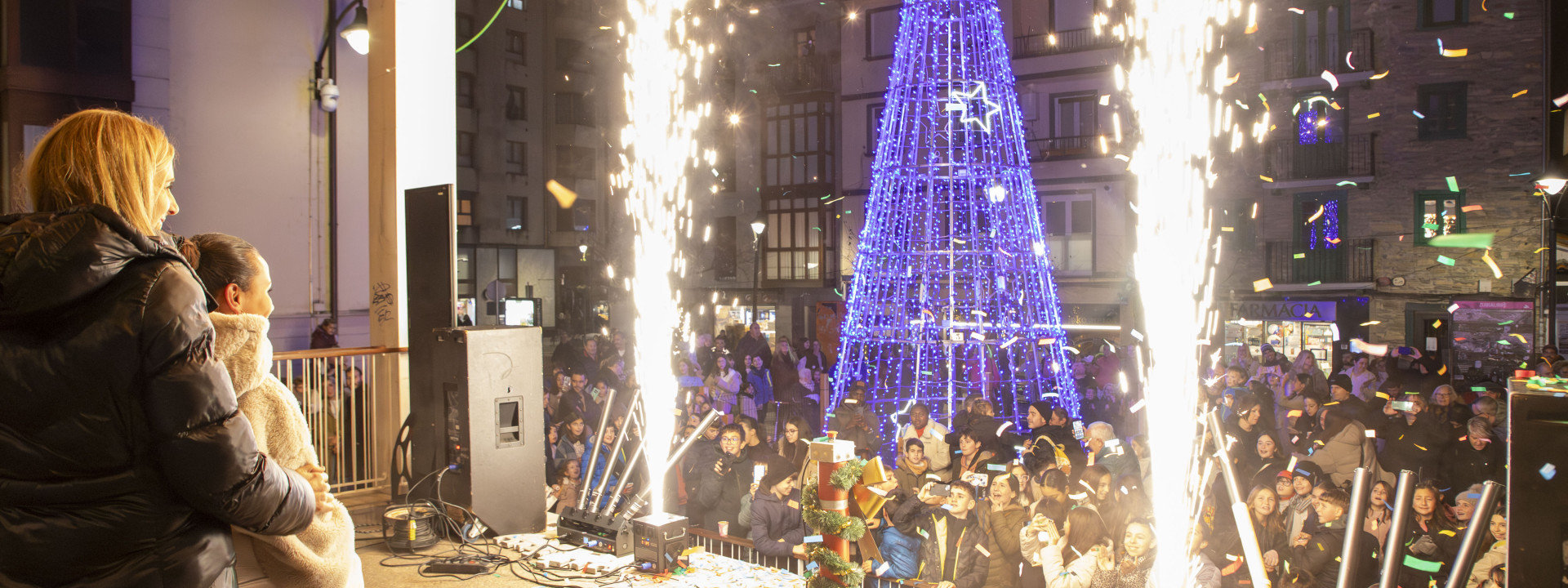 Isabella Valencia, Gabonetako postal lehiaketako irabazlea, Gabonetako argiak pizteko ekitaldian | Isabella Valencia, ganadora del concurso de postales de Navidad, en el encendido de luces de Navidad