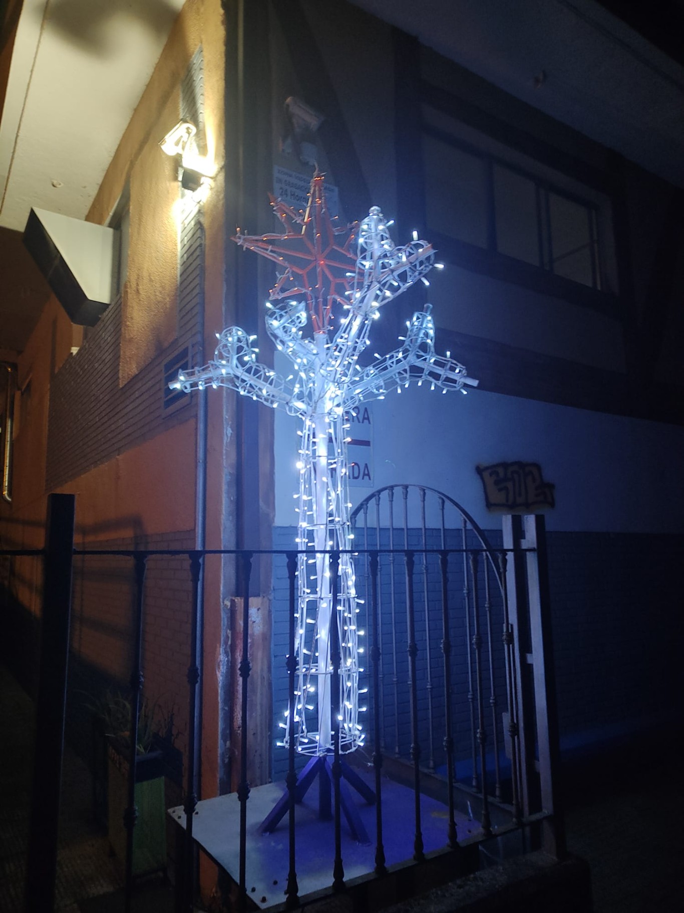 Árbol de Navidad de luces LED construido por el alumnado del instituto
