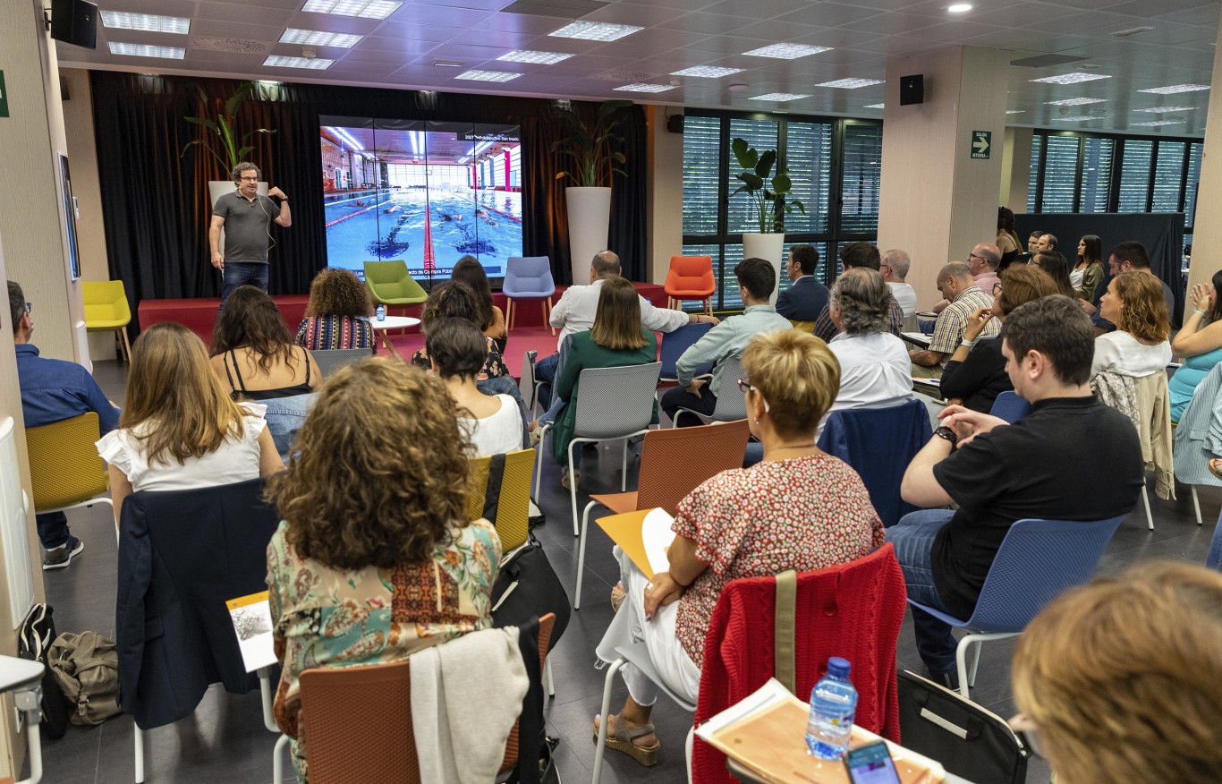 La imagen muestra parte de la sala y las personas asistentes