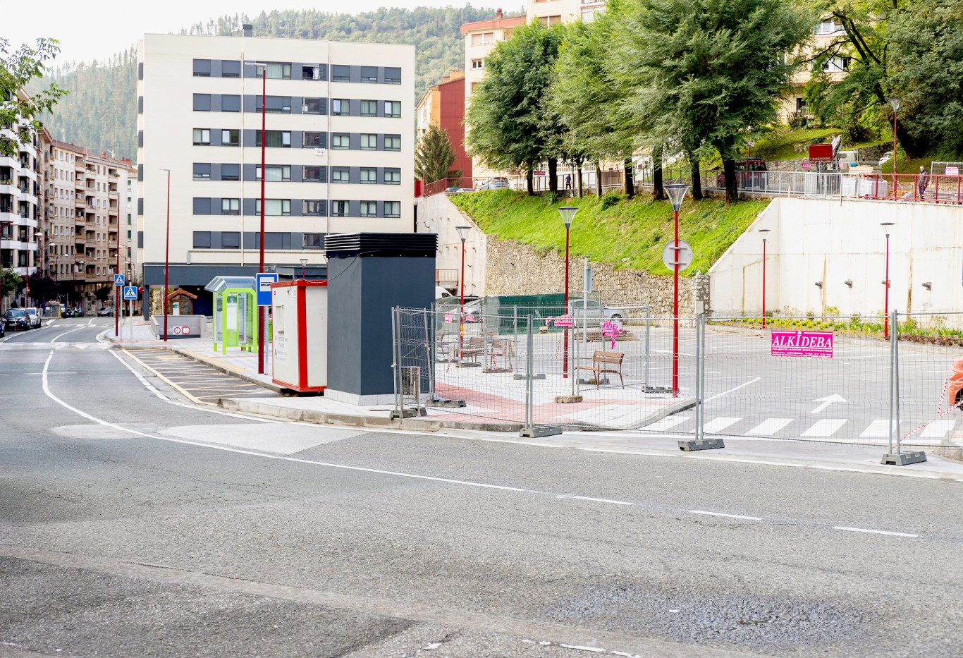 La imagen muestra la entrada al borde de la carretera