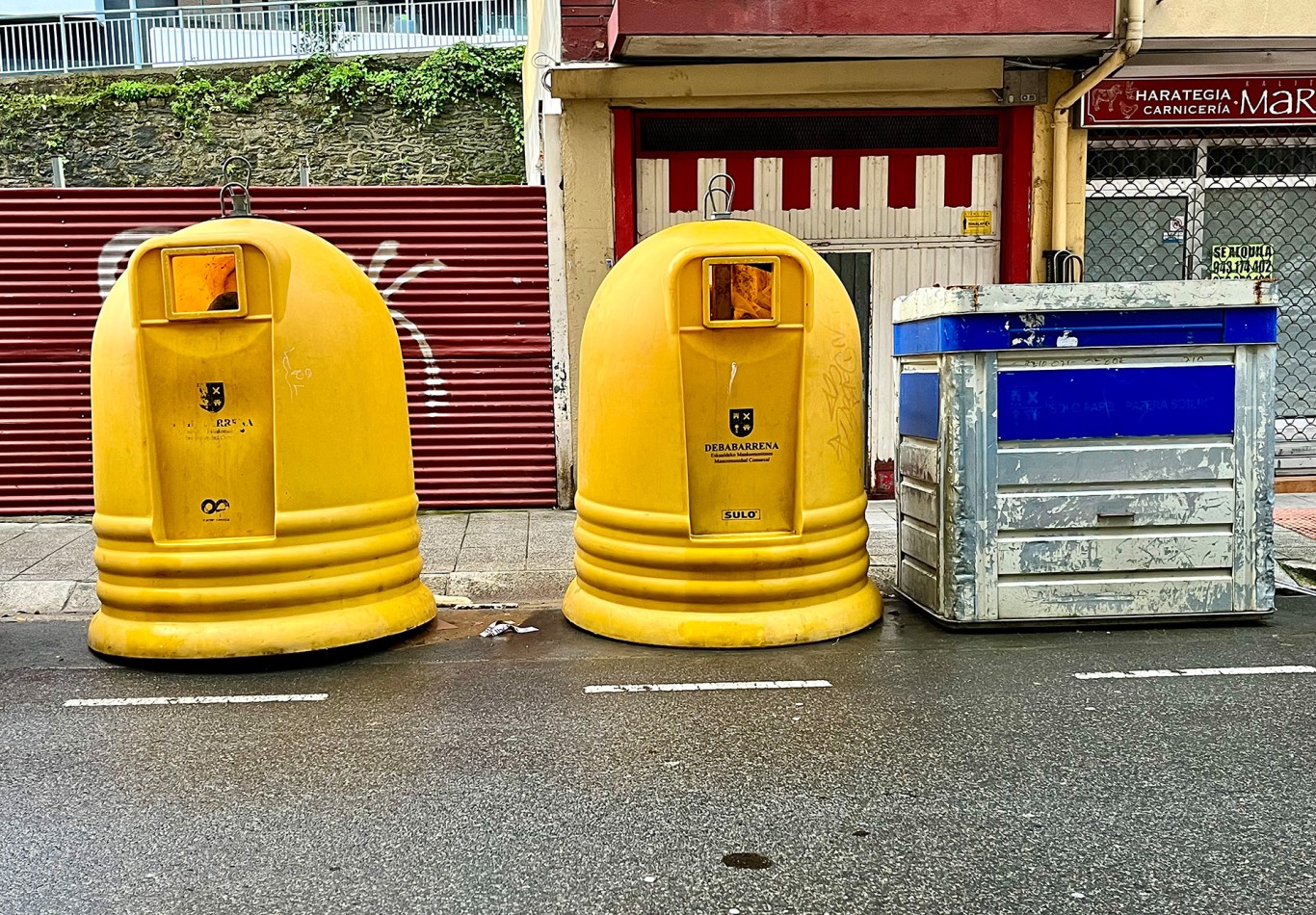 Varios con contenedores amarillos con forma de iglú