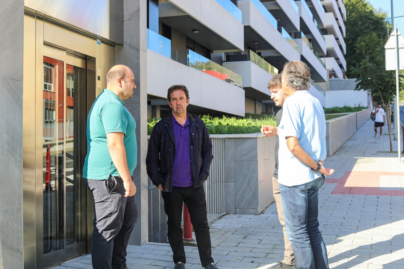 El grupo en la acera
