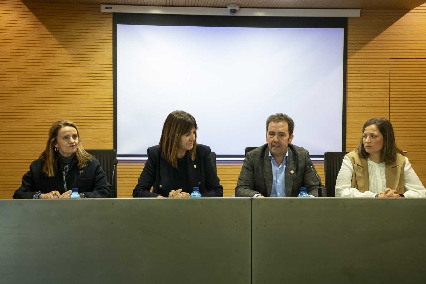 Cuatro personas presentan el programa de profesionalización de los cuidados a mayores