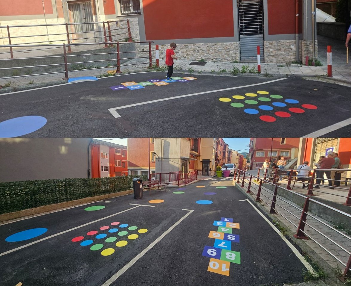 Santa Ana auzoko kalean, lurrean, koloretako jolasak margotu dira | Se han pintado juegos de colores en el asfalto de una calle del barrio Santa Ana