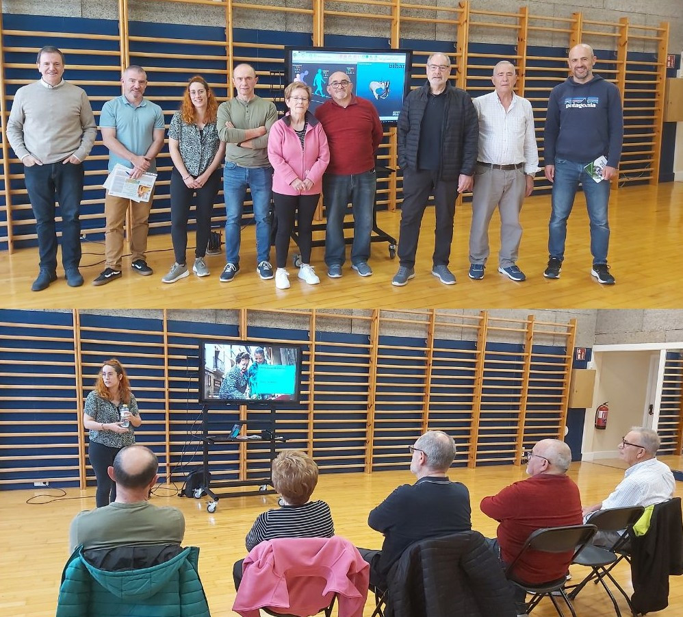 Santa Ana auzoko bizilagun taldea mugikortasun probak egiten Udal Kiroldegian | Vecinos/as del barrio Santa Ana realizando pruebas de movilidad en el polideportivo municipal