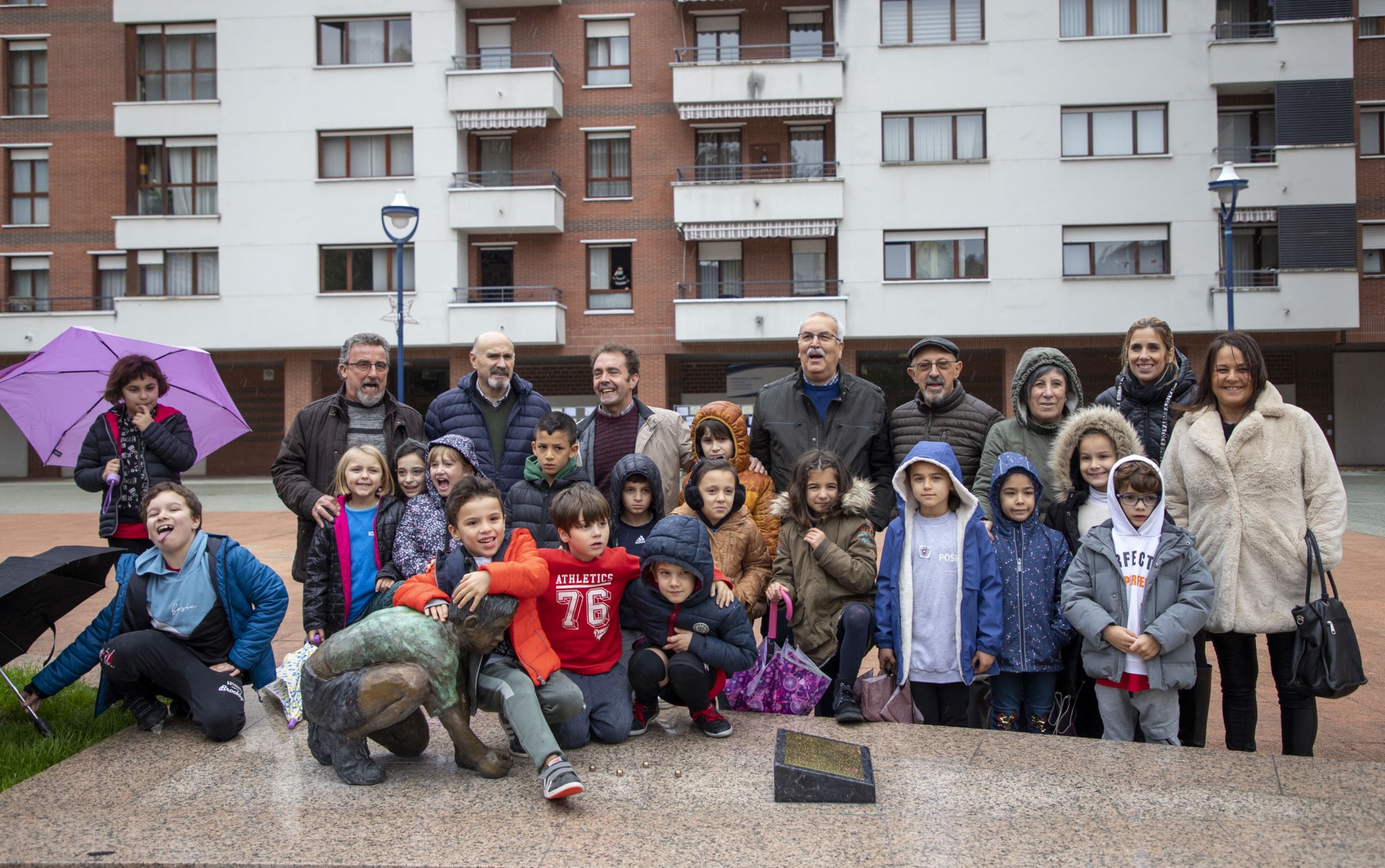 El Consejo de la Infancia inaugura la escultura del niño/a