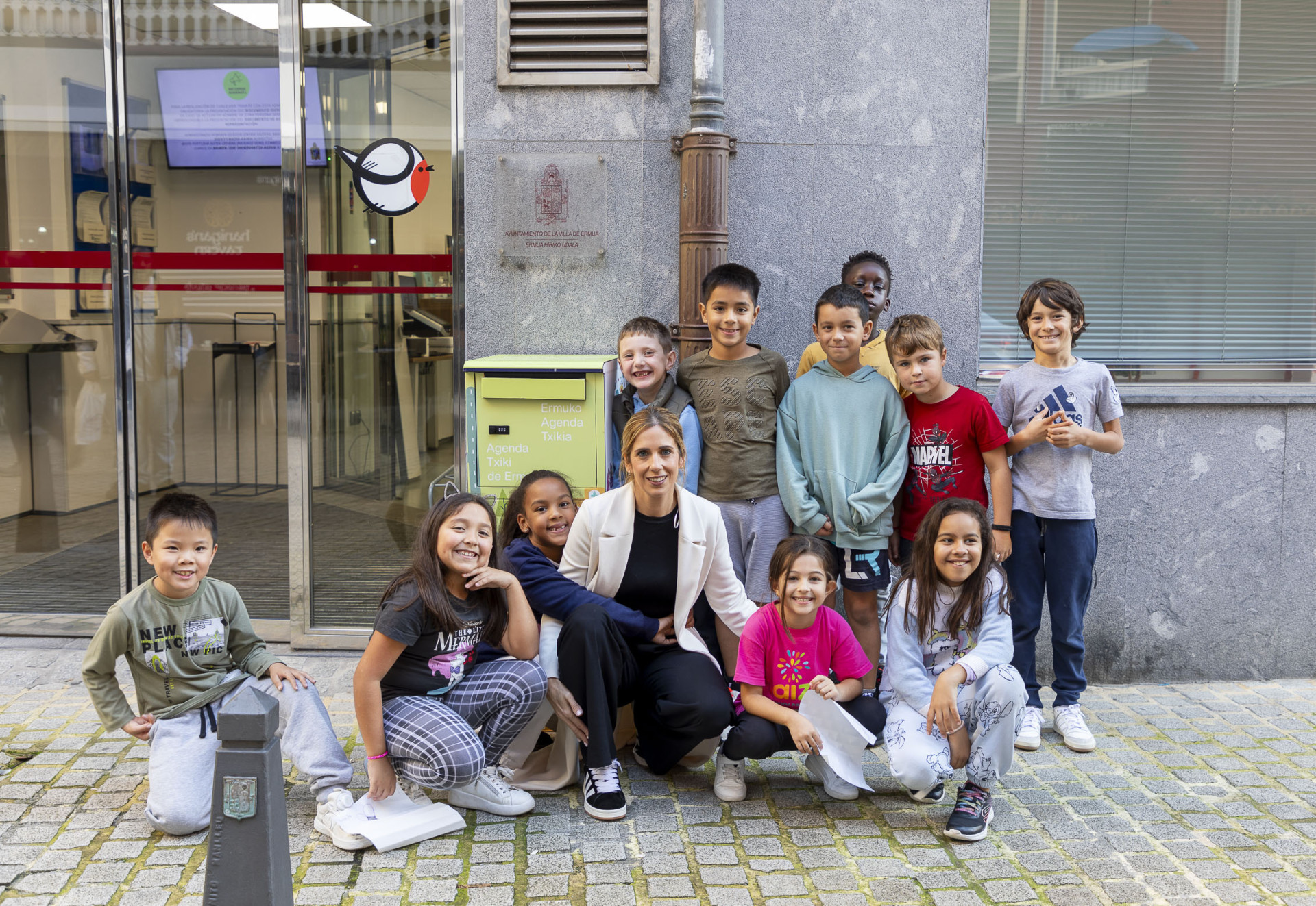 2024ko Haurren Kontseiluko kideak Beatriz Gamiz alkatearekin Abiapuntu bulegoko atean | Los/as niños/as del Consejo de la Infancia, con la alcaldesa Beatriz Gámiz, en la puerta de la oficina Abiapuntu