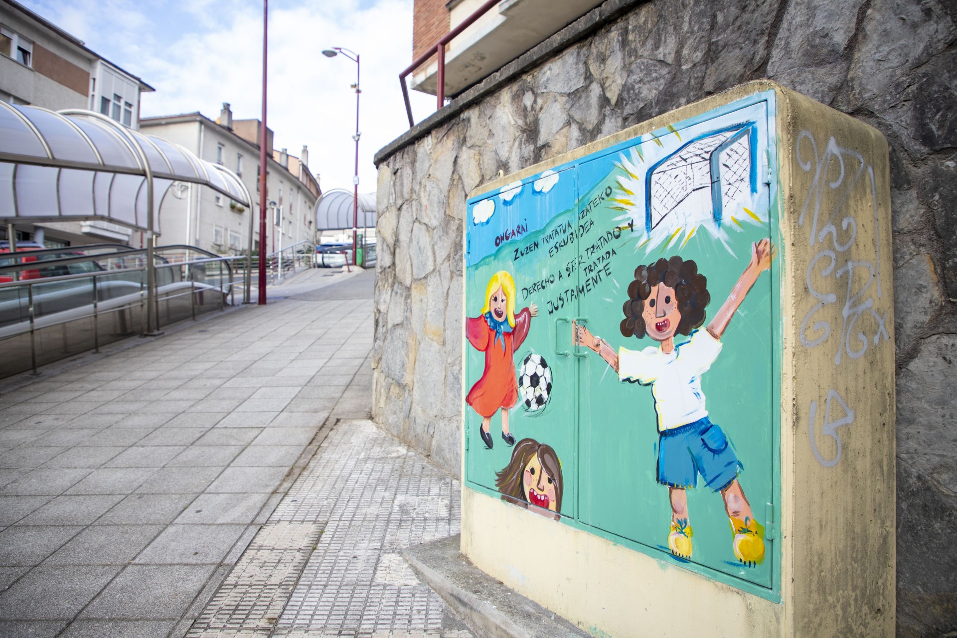 Armario eléctrico pintado con los derechos de la infancia