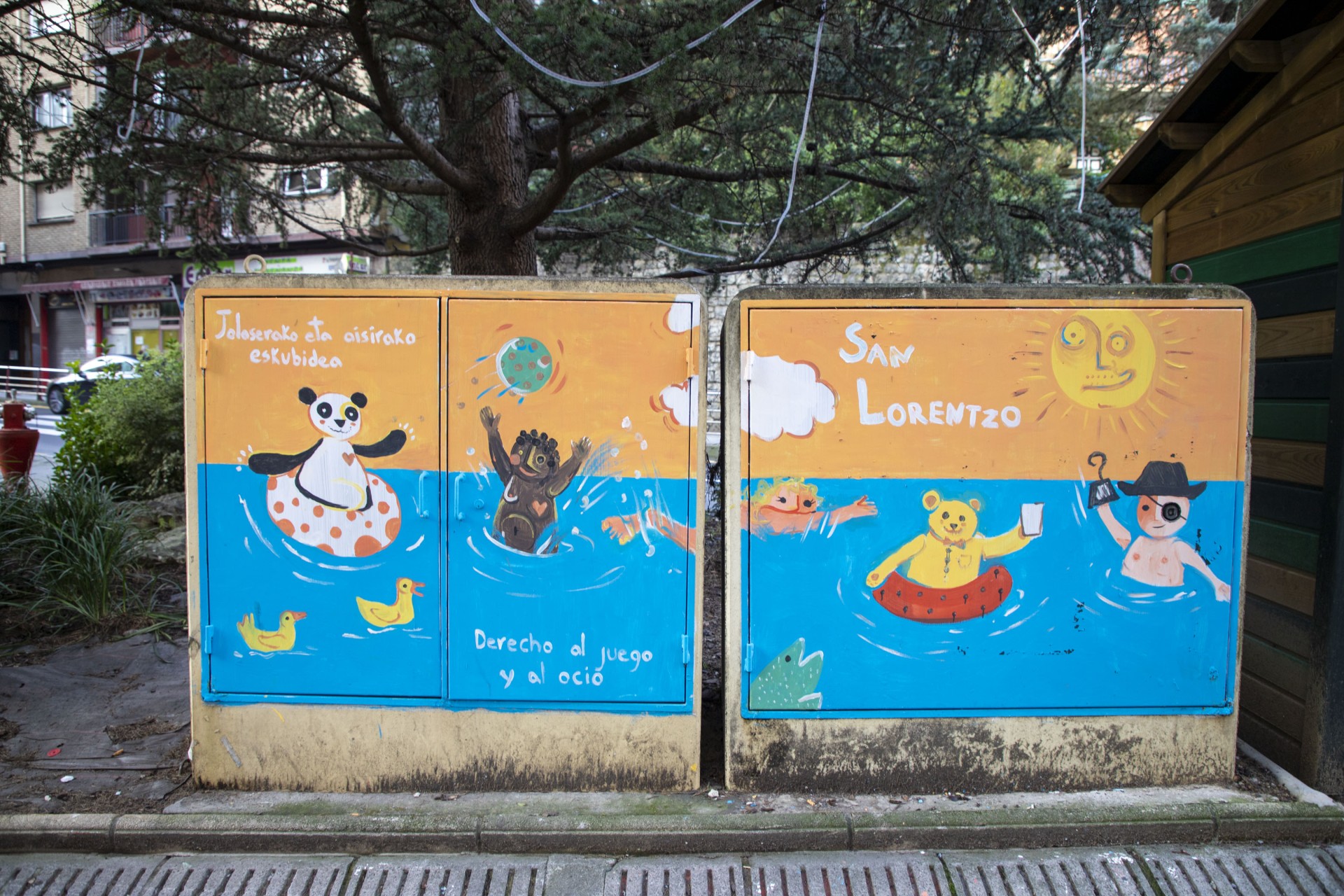 Armario eléctrico pintado con los derechos de la infancia