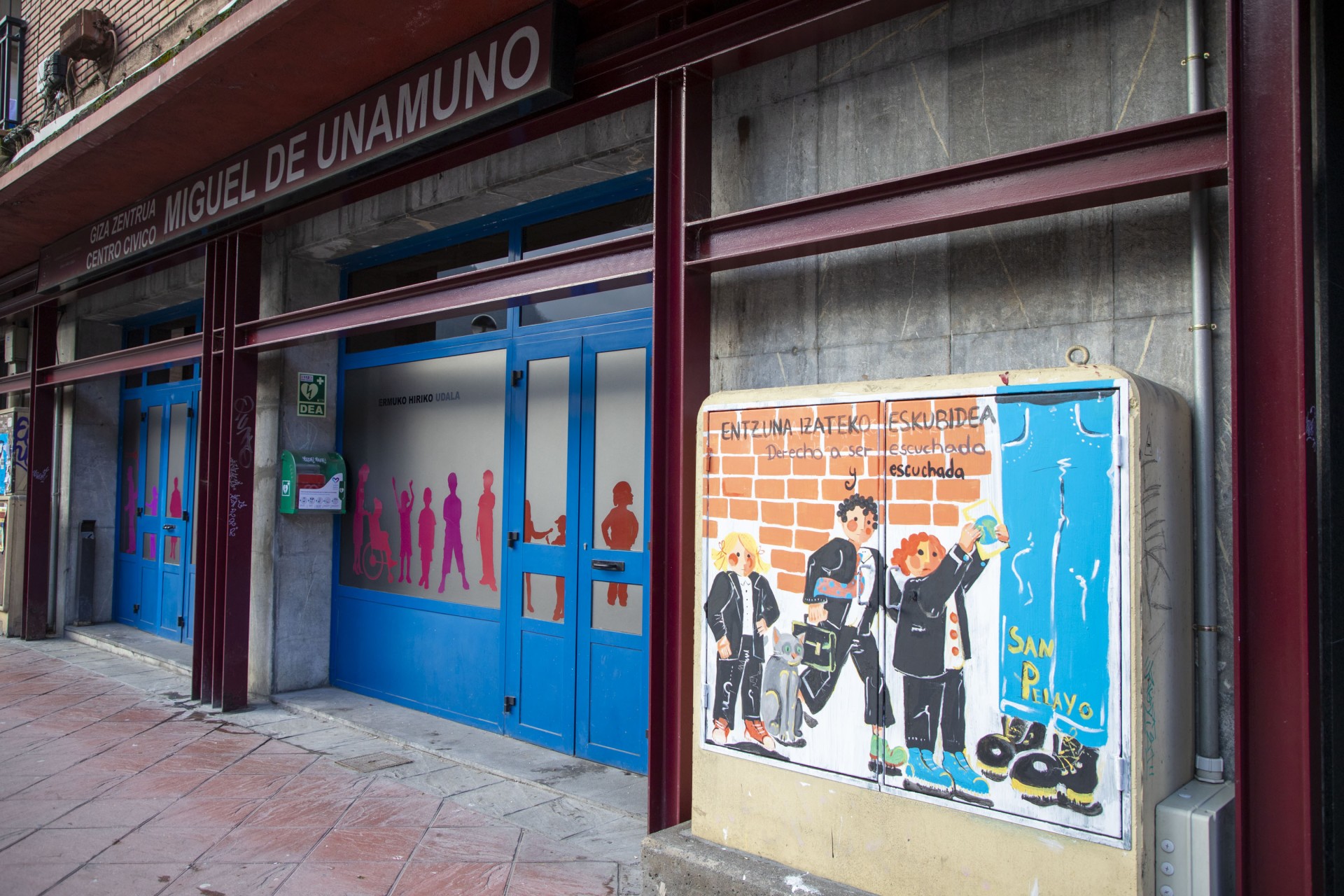 Armario eléctrico pintado con los derechos de la infancia