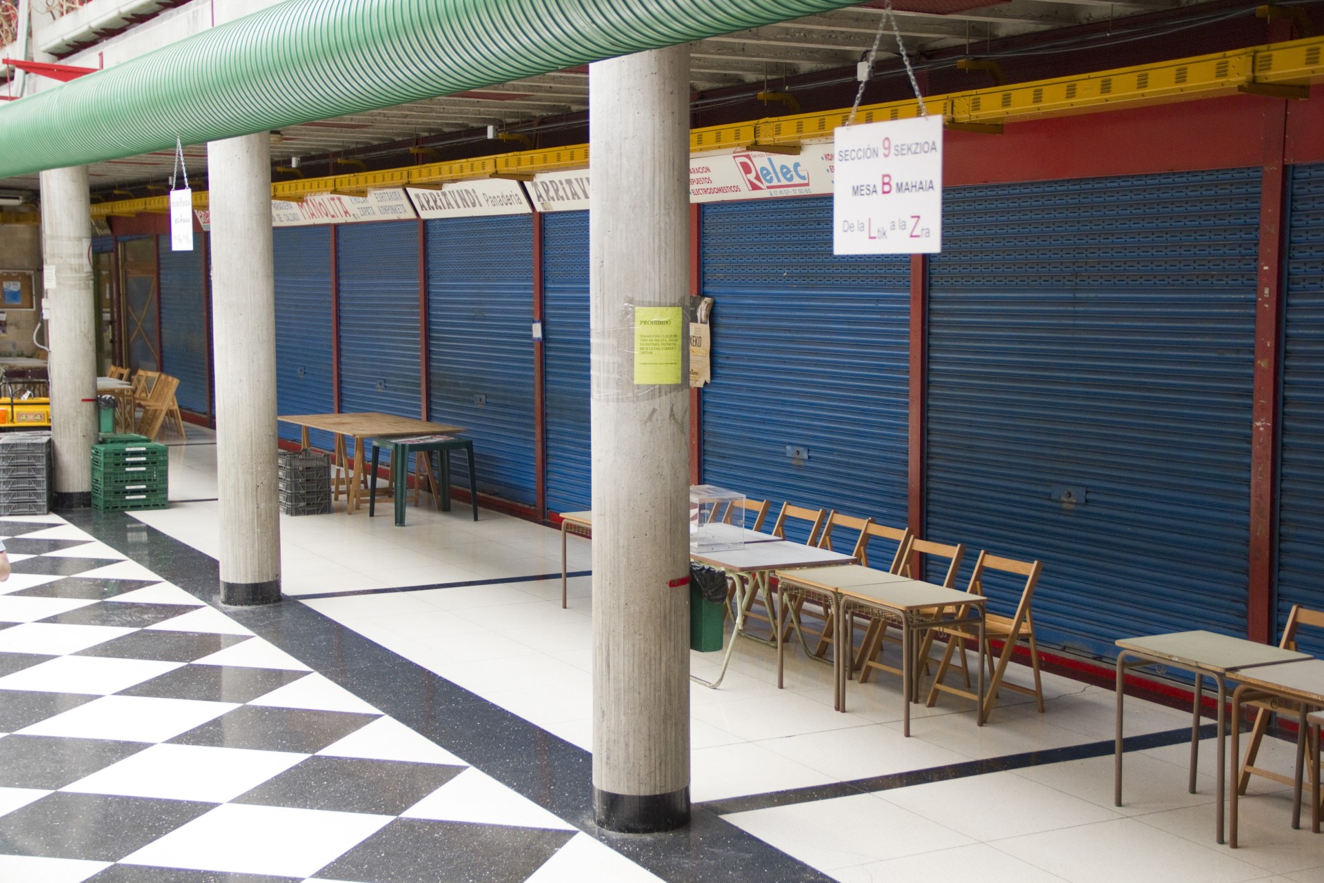 Mesas en el Colegio situado en la Plaza del Mercado