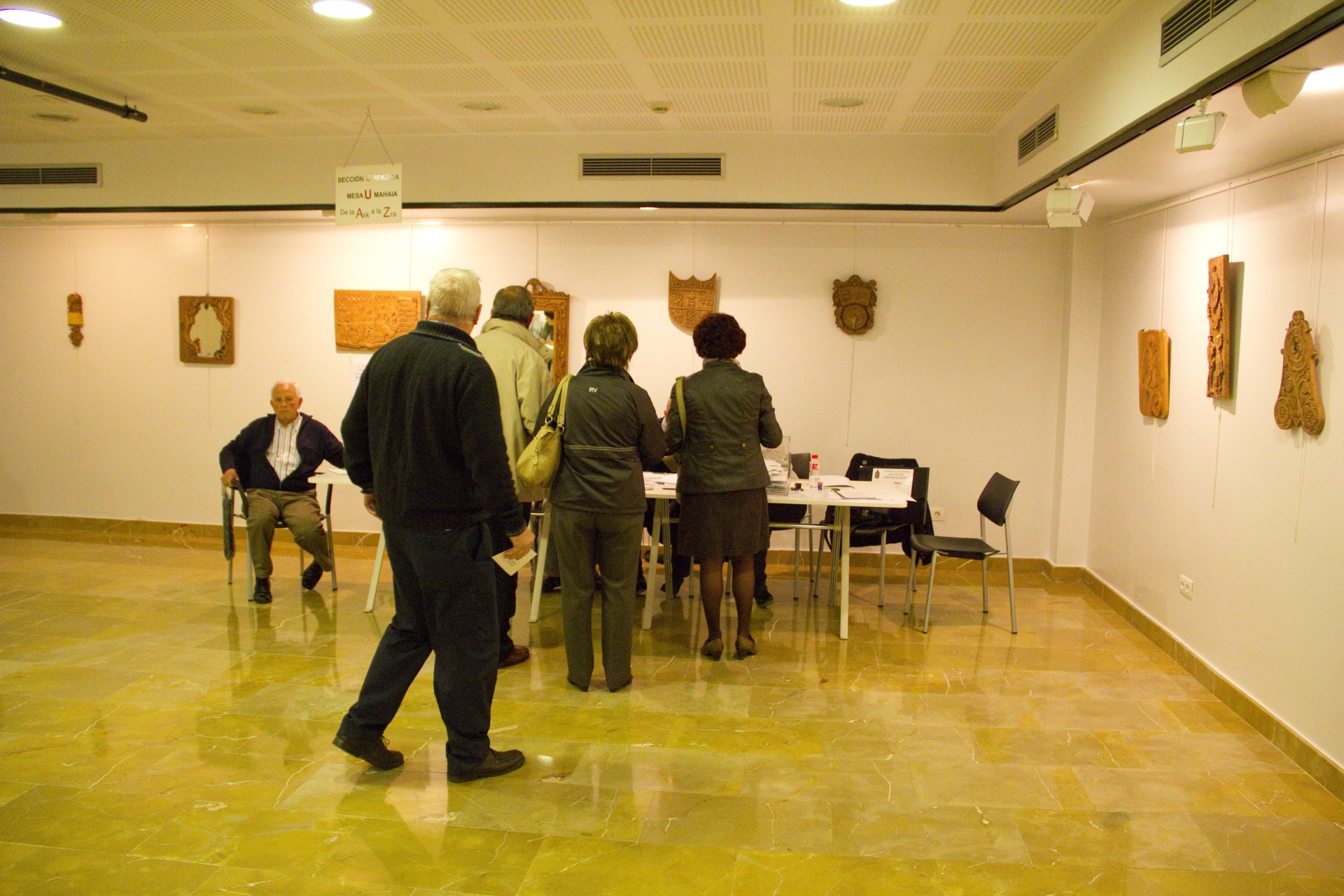 Personas ejerciendo su derecho al voto en Lobiano Kultur Gunea