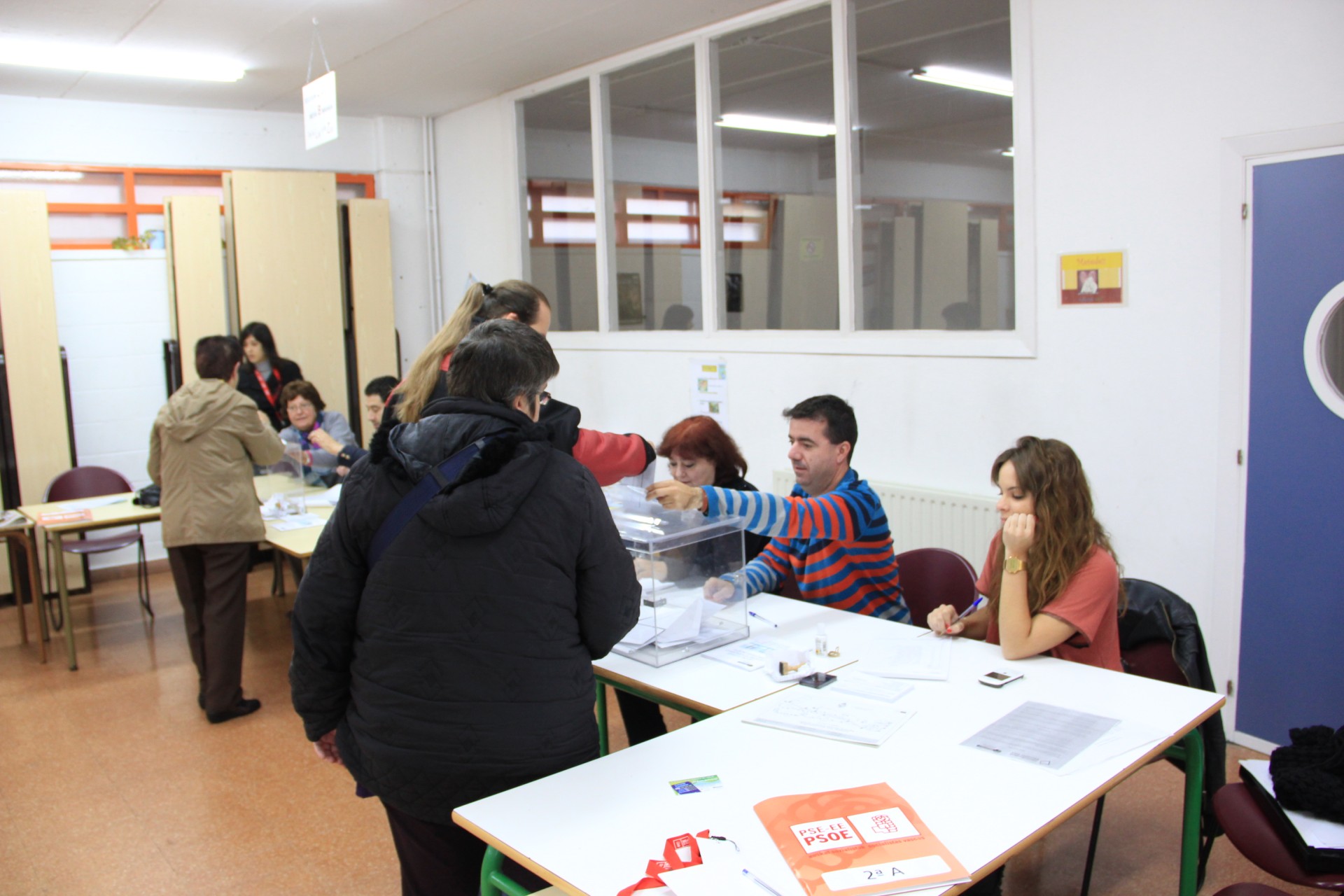 Personas votando en la mesa electoral de San Lorenzo