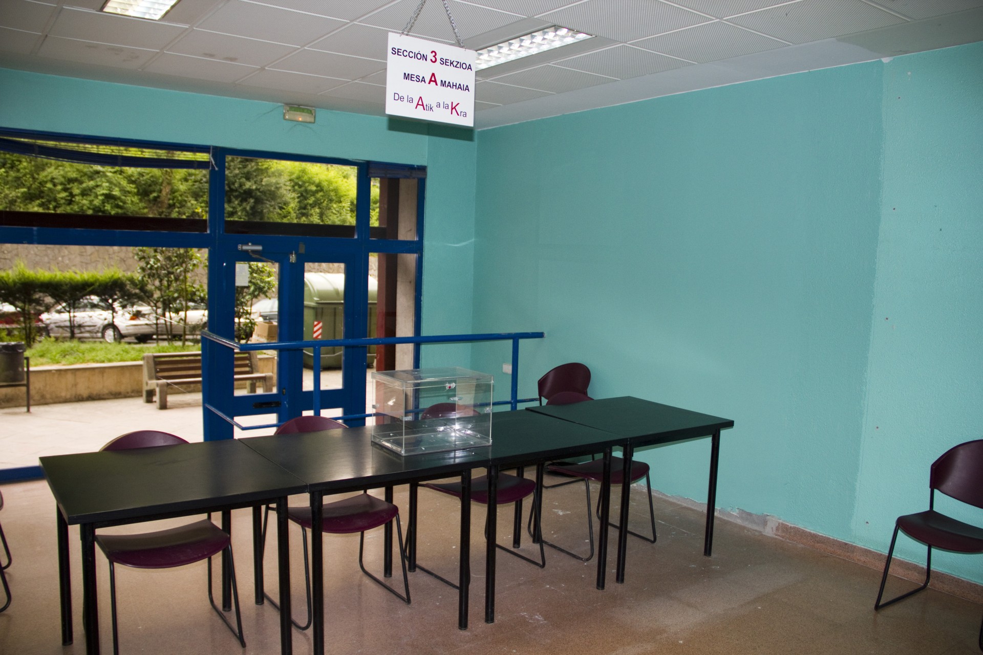 Una de las mesas del Colegio situado en el Centro Cívico Miguel de Unamuno