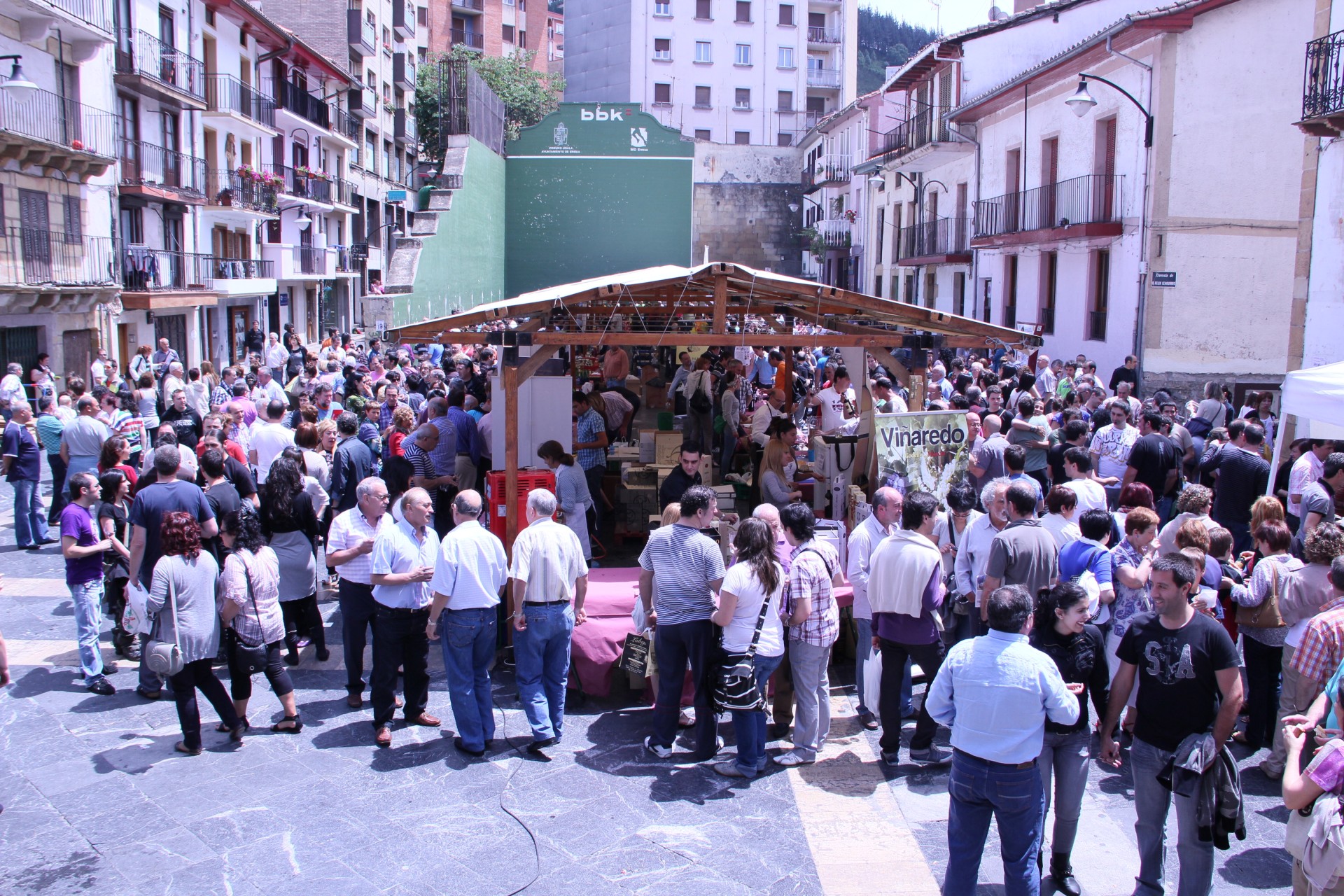 01. Vista panorámica del público congregado en la Plaza Cardenal Orbe