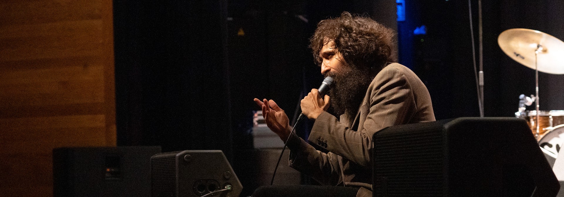 El músico sentado en el alero del escenario