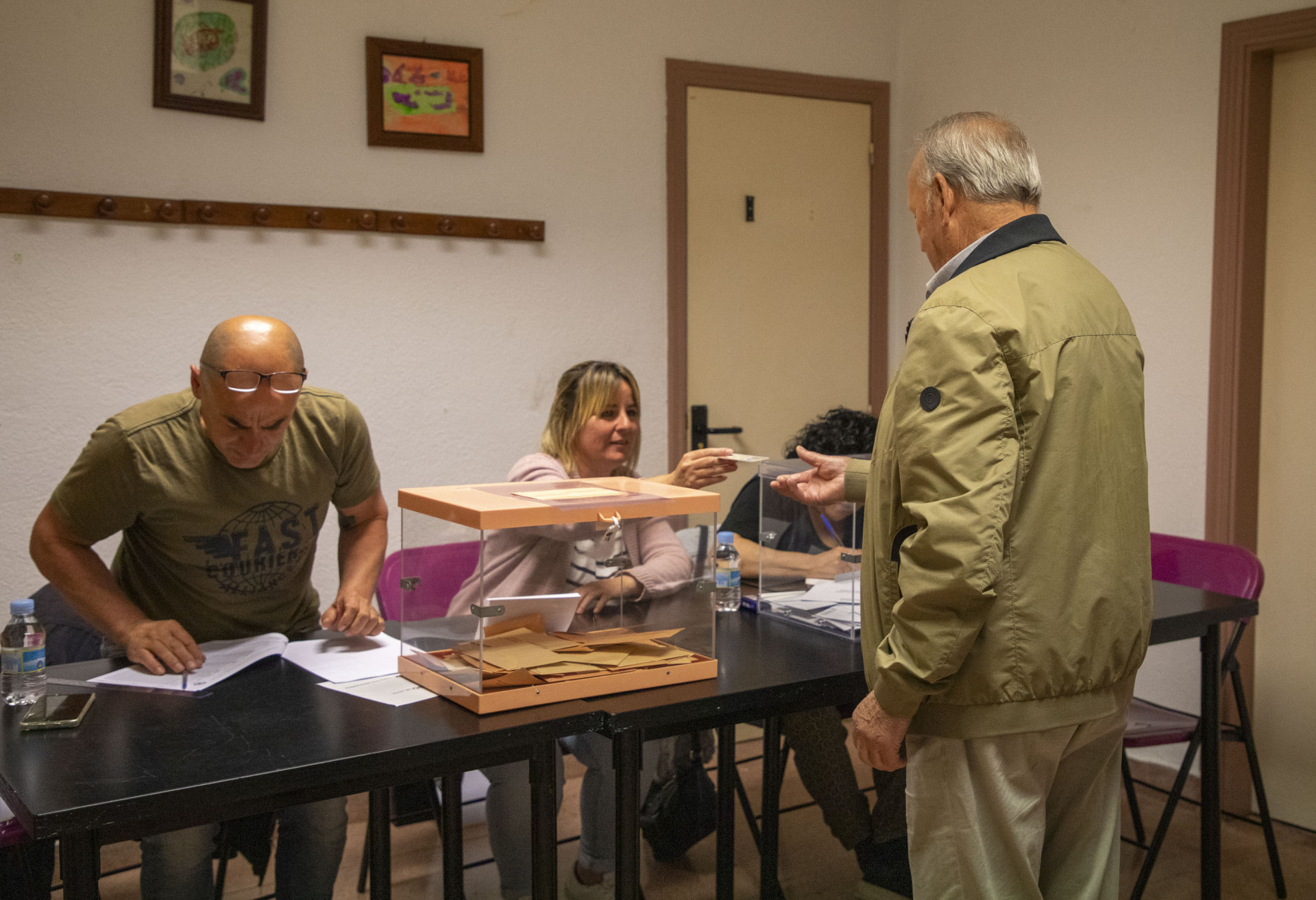 Un hombre vota en el Centro Cívico