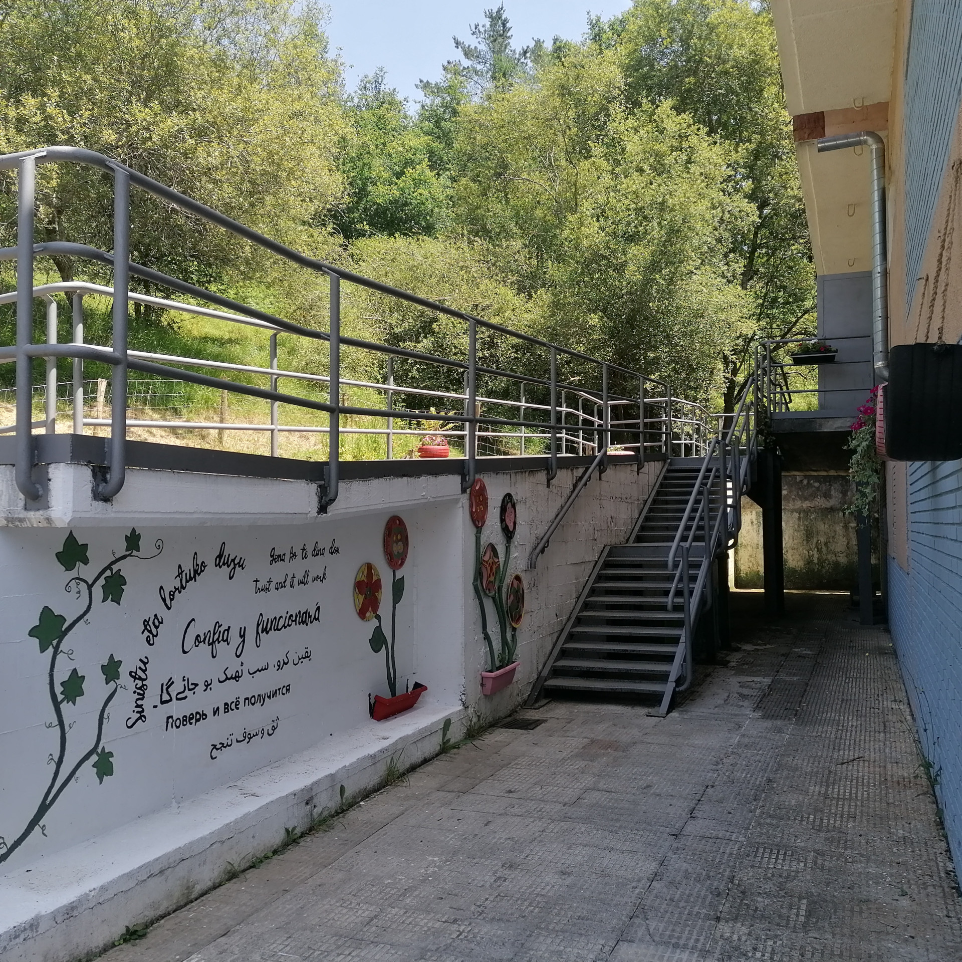 Ermua-Mallabia institutuko sarrera | Entrada al instituto Ermua-Mallabia