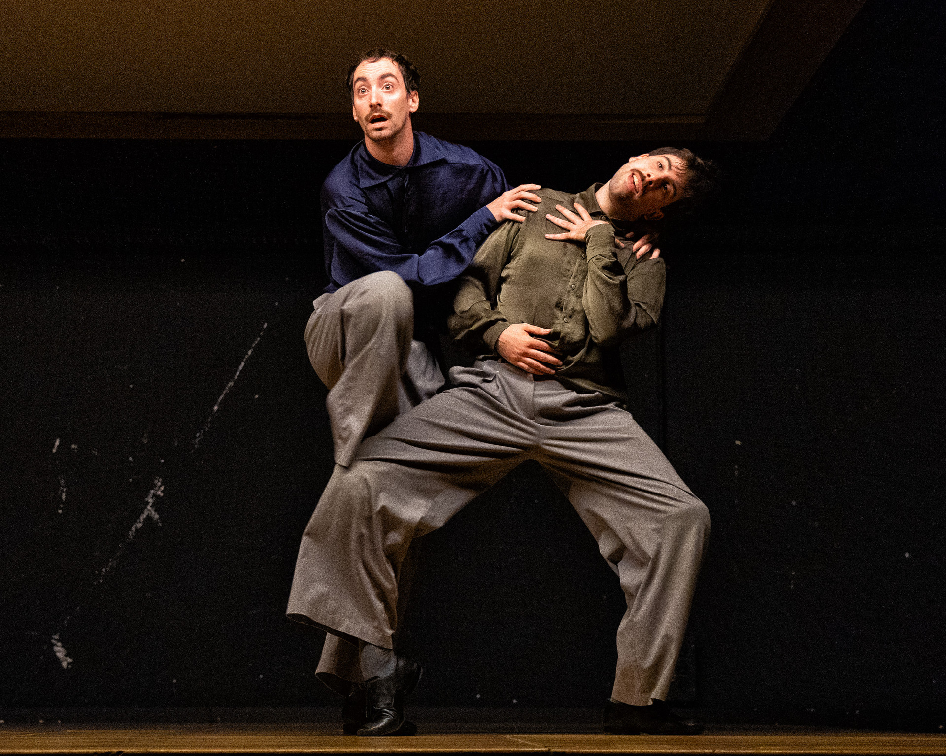 "Los perros" dantza ikuskizuna Ermua Antzokian | El espectáculo de danza "Los perros" en Ermua Antzokia