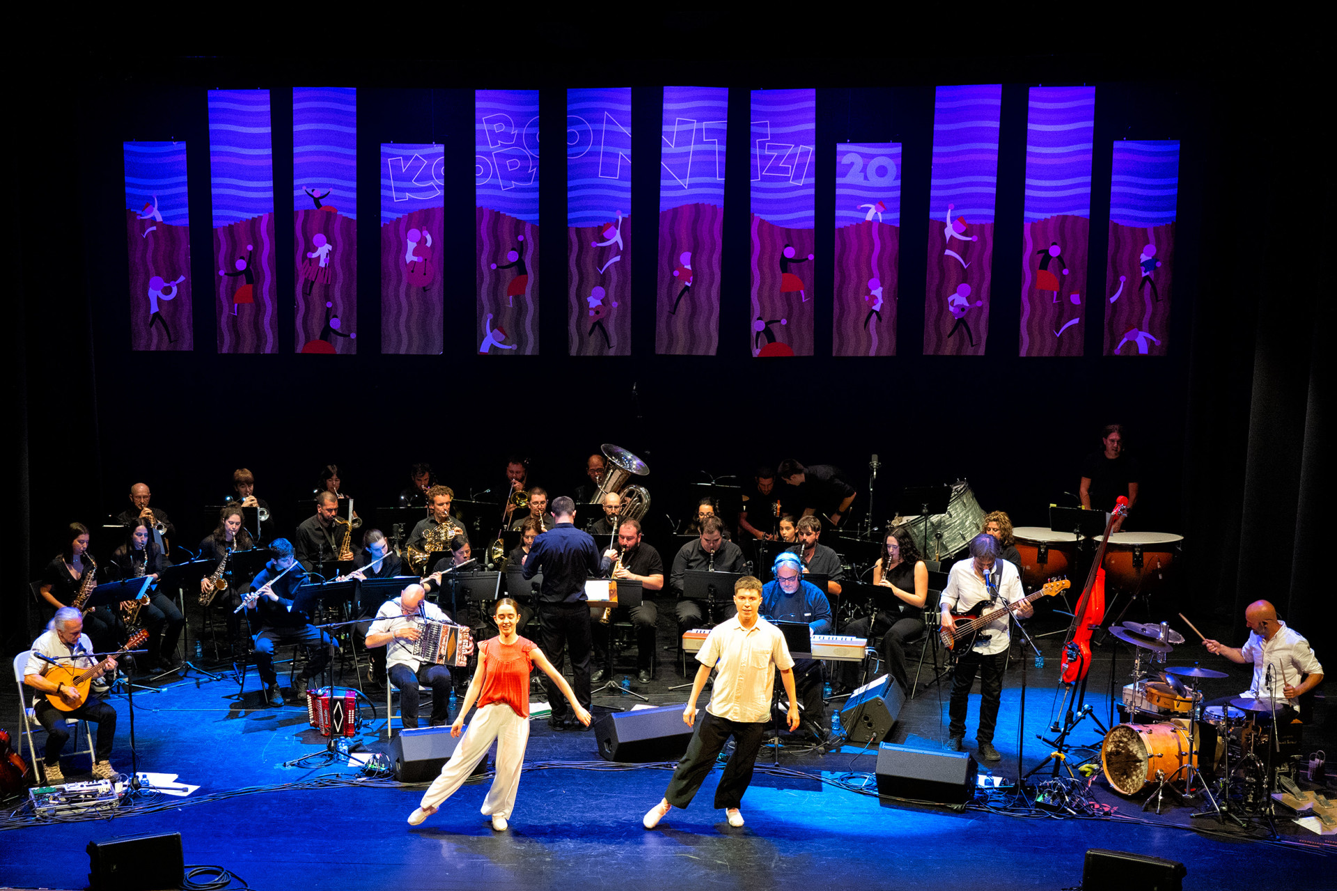 Korrontzi taldearen eta Alboka Musika Eskolaren kontzertua Ermua Antzokian | Concierto de Korrontzi y Alboka Musika Eskola en Ermua Antzokia