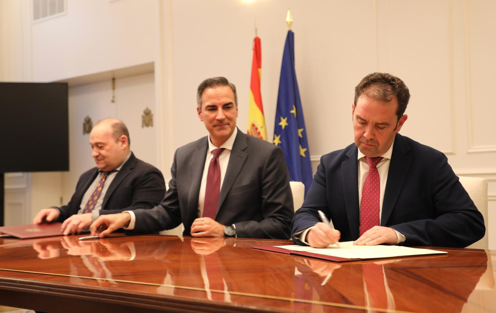 Los alcaldes firman el acuerdo junto al secretario general