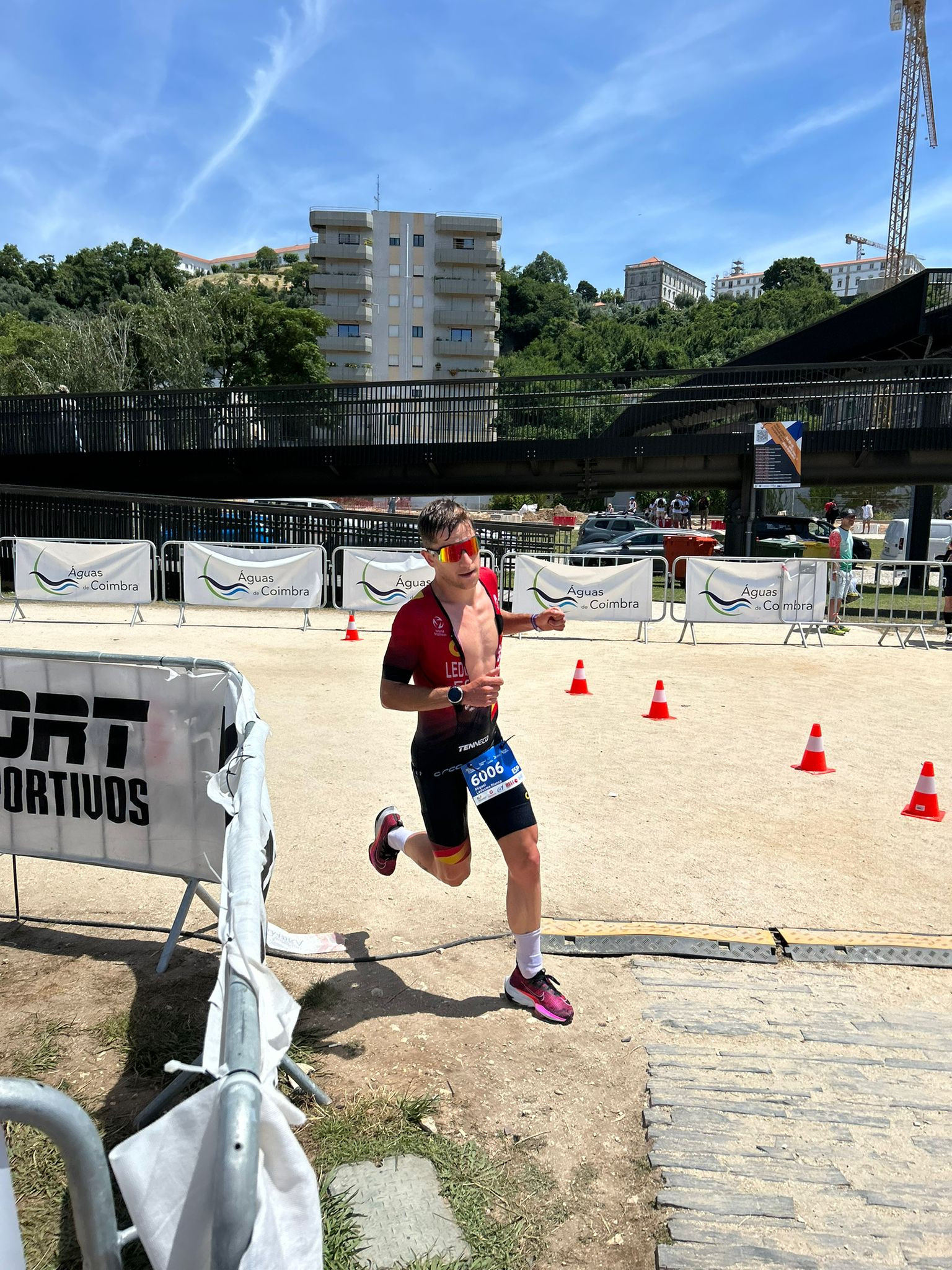 El triatleta ermuarra Miguel Ledesma, en la meta de Coimbra | Miguel Ledesma triatloilari ermuarra, Coimbrako amaiera lerroan