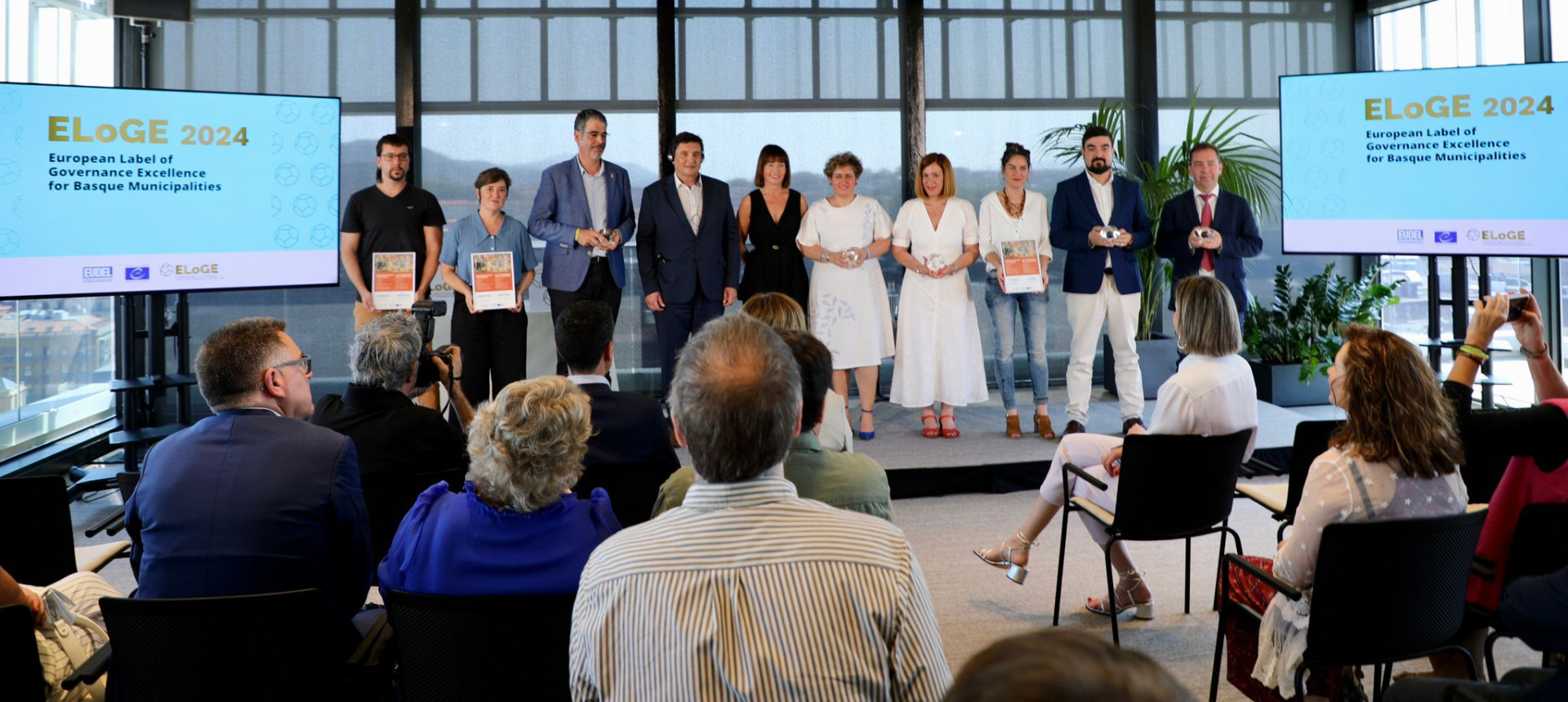 El alcalde Juan Carlos Abascal en la entrega del tercer Sello ELoGE | Juan Carlos Abascal alkatea hirugarren ELoGE zigiluaren ekitaldian